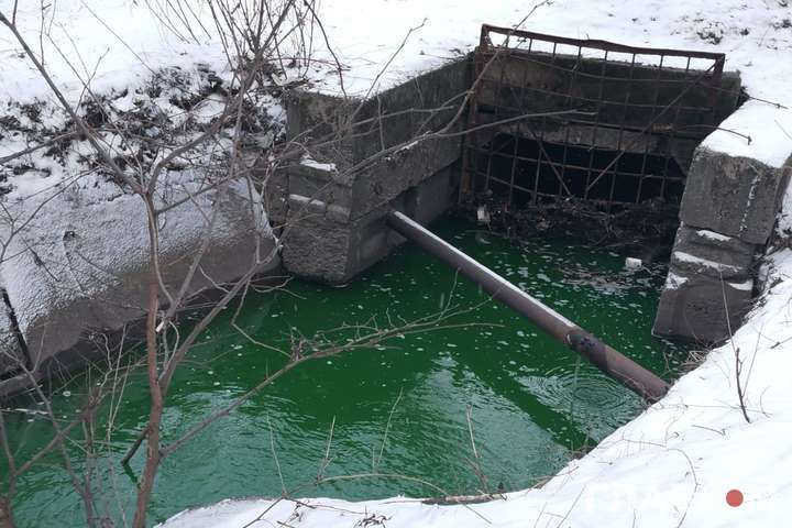 В Киеве река приобрела «ядовитый» цвет