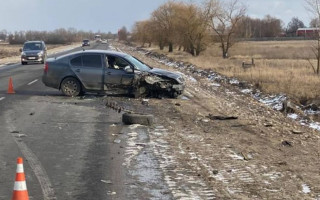 Под Киевом в результате ДТП пострадали три человека, фото