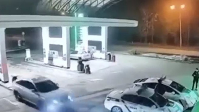 В полиции сообщили о судьбе водителя внедорожника, который врезался в бензоколонку: видео