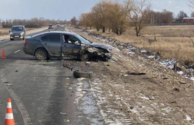 Под Киевом в результате ДТП пострадали три человека, фото