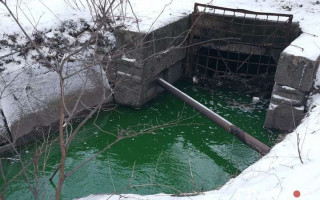 В Киеве река приобрела «ядовитый» цвет