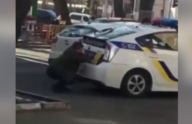 В Одессе мужчина хотел украсть номера у полиции, видео