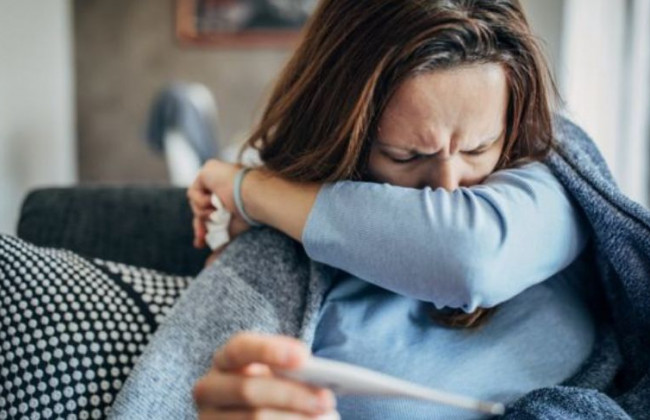 Врач сообщил, что нужно делать в первую очередь при заражении штаммом «Омикрон»