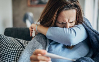 Врач сообщил, что нужно делать в первую очередь при заражении штаммом «Омикрон»