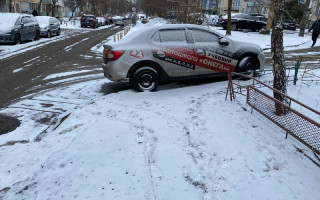 В Киеве сотрудники автошколы отличились неудачной парковкой