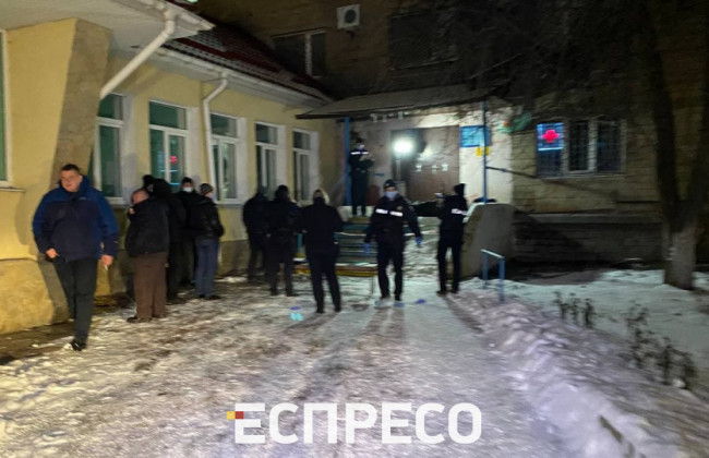 В Киеве на входе в больницу застрелился мужчина