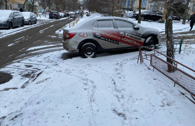 В Киеве сотрудники автошколы отличились неудачной парковкой