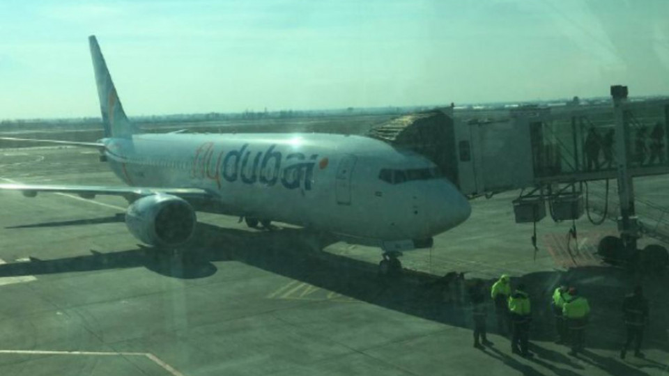 На рейсе Дубаи-Киев пассажир напал на стюардессу: детали