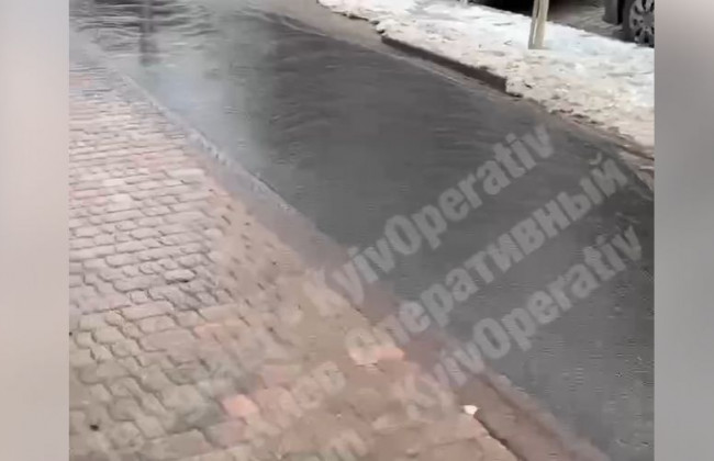 В центре Киева из-под асфальта бил фонтан, видео