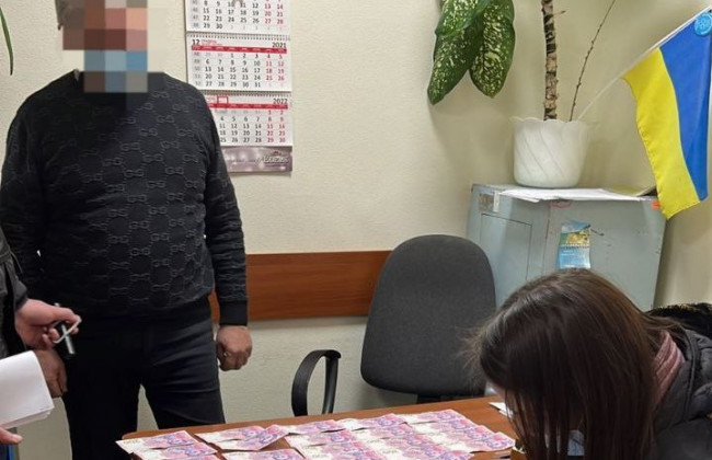 Хабар за експертні висновки: затримали чиновника Держпродспоживслужби Рівненщини