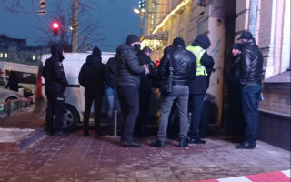 В Киеве у здания СБУ открыли стрельбу из автомата: видео