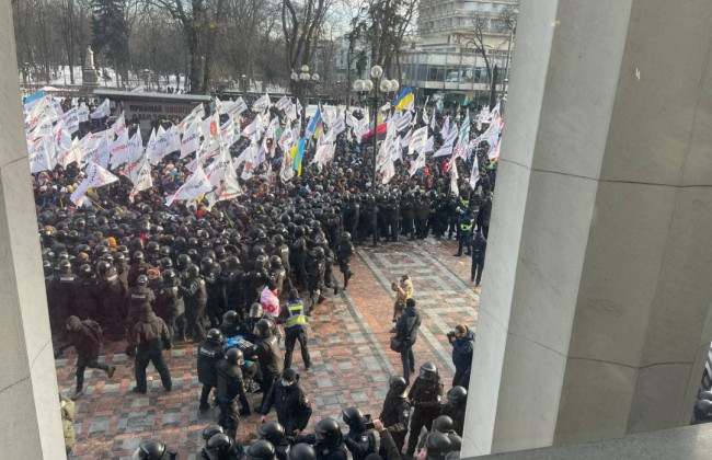 ФОПы пытаются штурмовать здание Верховной Рады в Киеве