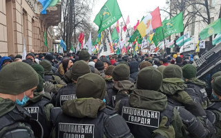 Поліція почала затримувати ФОПів: під Радою сталися сутички