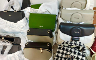 Правоохоронці затримали чоловіка, який намагався незаконно провезти через «Бориспіль» брендові аксесуари