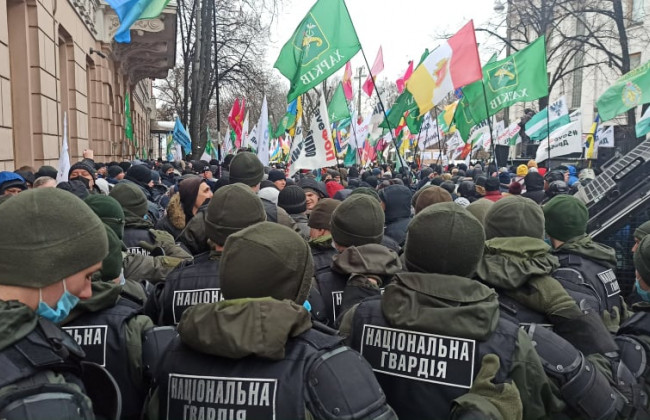 Поліція почала затримувати ФОПів: під Радою сталися сутички