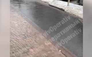 В центре Киева из-под асфальта бил фонтан, видео