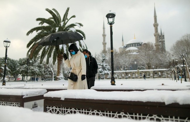 Мощный снегопад обрушился на Турцию: украинцы не могут вылететь из страны