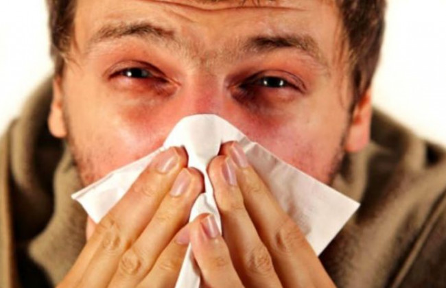 Насморк, боли в горле и голове: назвали 5 самых частых симптомов штамма «Омикрон»