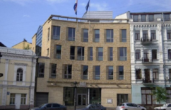 Сотрудники могут уехать по желанию: продолжит ли работу посольство Нидерландов в Киеве