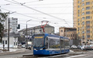 На столичній Дарниці випробовують комфортабельні трамваї