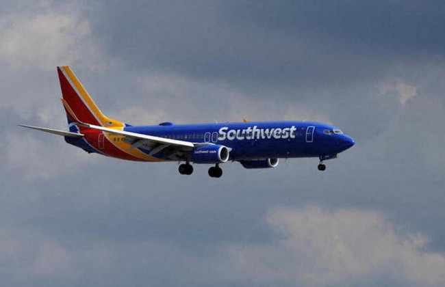 Женщина подала в суд на авиакомпанию: сняла маску на борту попить воды