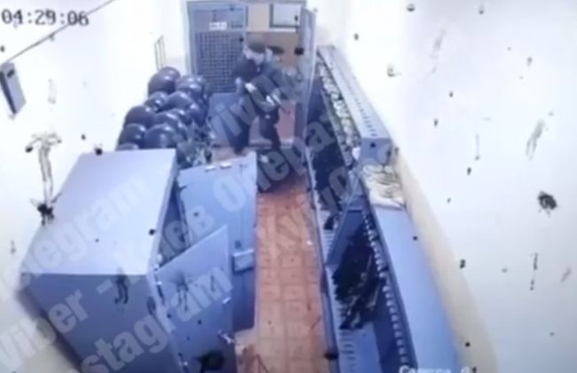 Опубликовали видео, как военный расстрелял солдат в Днепре