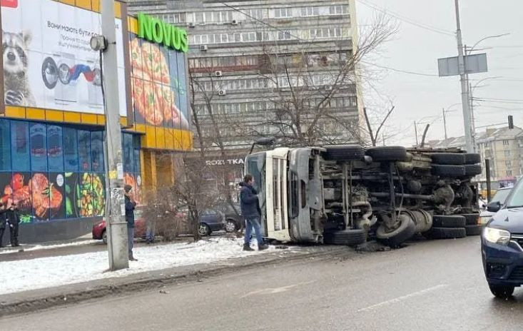 В Киеве произошло серьезное ДТП: перевернулся грузовик