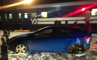 Под Львовом авто влетело в поезд