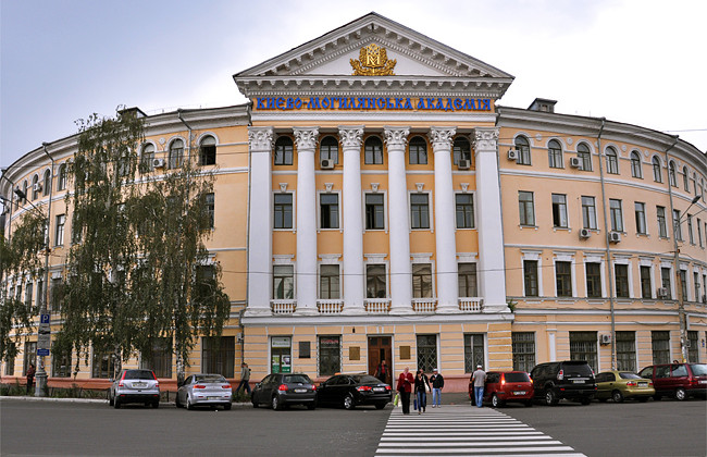 Викрали скриньку з бюлетенями і облили фарбою: як Києво-Могилянська академія з п’ятої спроби обрала президента