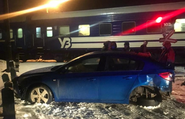 Под Львовом авто влетело в поезд