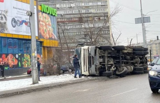 В Киеве произошло серьезное ДТП: перевернулся грузовик