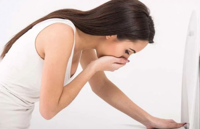 Усталость, тошнота и боль в мышцах: назвали «скрытые» симптомы штамма «Омикрон»