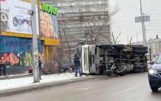 В Киеве произошло серьезное ДТП: перевернулся грузовик