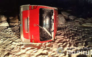 Решили полюбоваться видами: под Киевом перевернулся Mercedes одного из работников аэропорта «Борисполь»