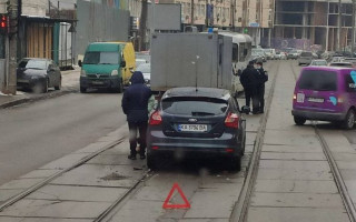 ДТП в Киеве: легковушка «влетела» в грузовик конвоиров