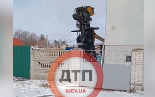 Под Киевом перевернулся строительный кран