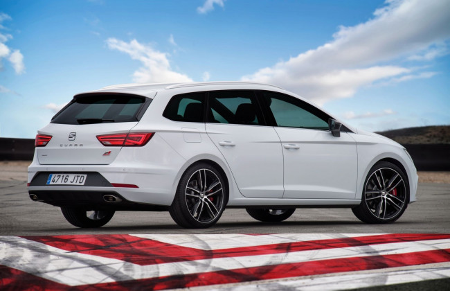 Разгоняются до 100 км/ч за считанные секунды: ТОП-10 самых «шустрых» автомобилей