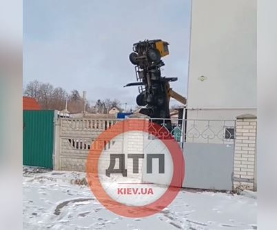 Под Киевом перевернулся строительный кран