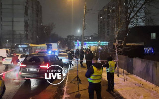 Покушение в Киеве: неизвестный обстрелял автомобиль Lexus, фото и видео