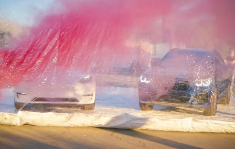 Авто Tesla и BMW атаковали химическими гранатами: у кого выдержала система фильтрации, видео