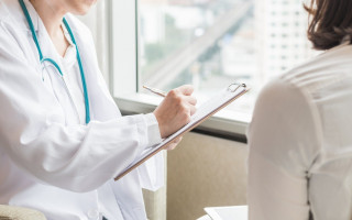 Укладення трудових договорів між закладами охорони здоров’я та медичними працівниками: позиція КАС ВС