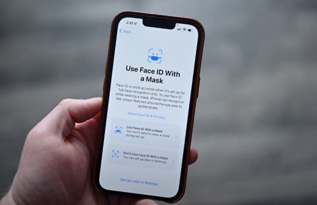 iPhone научился определять владельцев в масках по FaceID