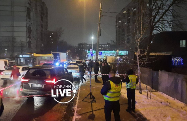 Покушение в Киеве: неизвестный обстрелял автомобиль Lexus, фото и видео