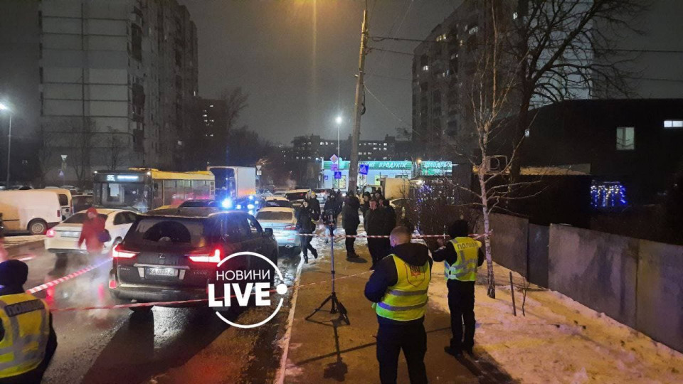 Покушение в Киеве: неизвестный обстрелял автомобиль Lexus, фото и видео
