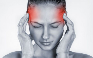 Болит горло и голова: врач назвал первые симптомы штамма «Омикрон»