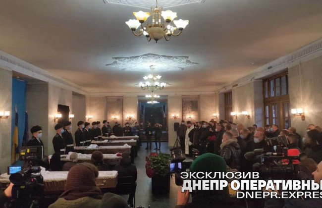 В Днепре началась церемония прощания с расстрелянными военными