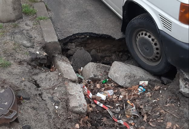 В Киеве вновь провалился асфальт