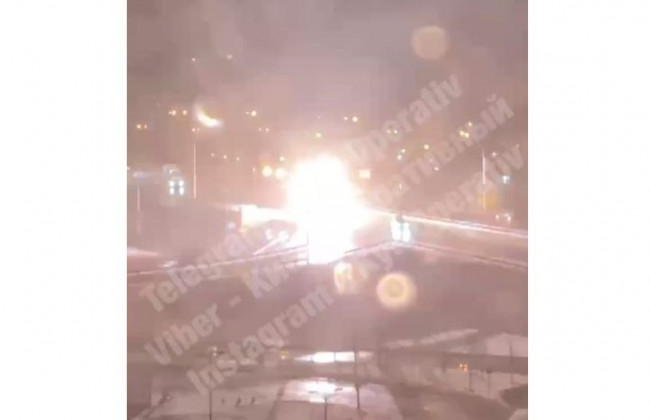 Вспышки и искры: киевлянам устроили «дискотеку» на улице, видео