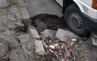 В Киеве вновь провалился асфальт