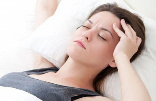 Потливость, боли в горле и голове: назвали главные симптомы штамма «Омикрон»